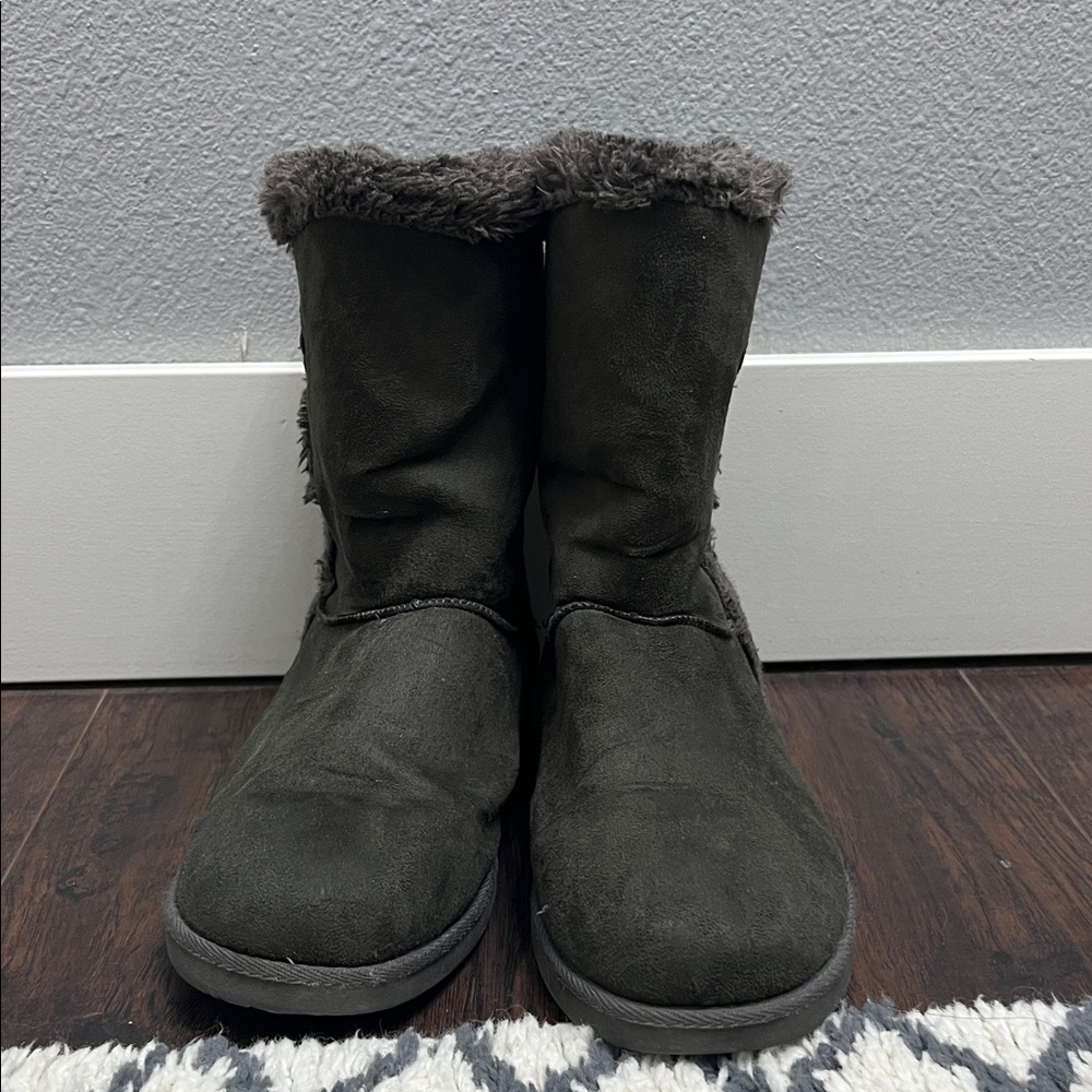Airwalk Women’s Grey Fuzzy Boots